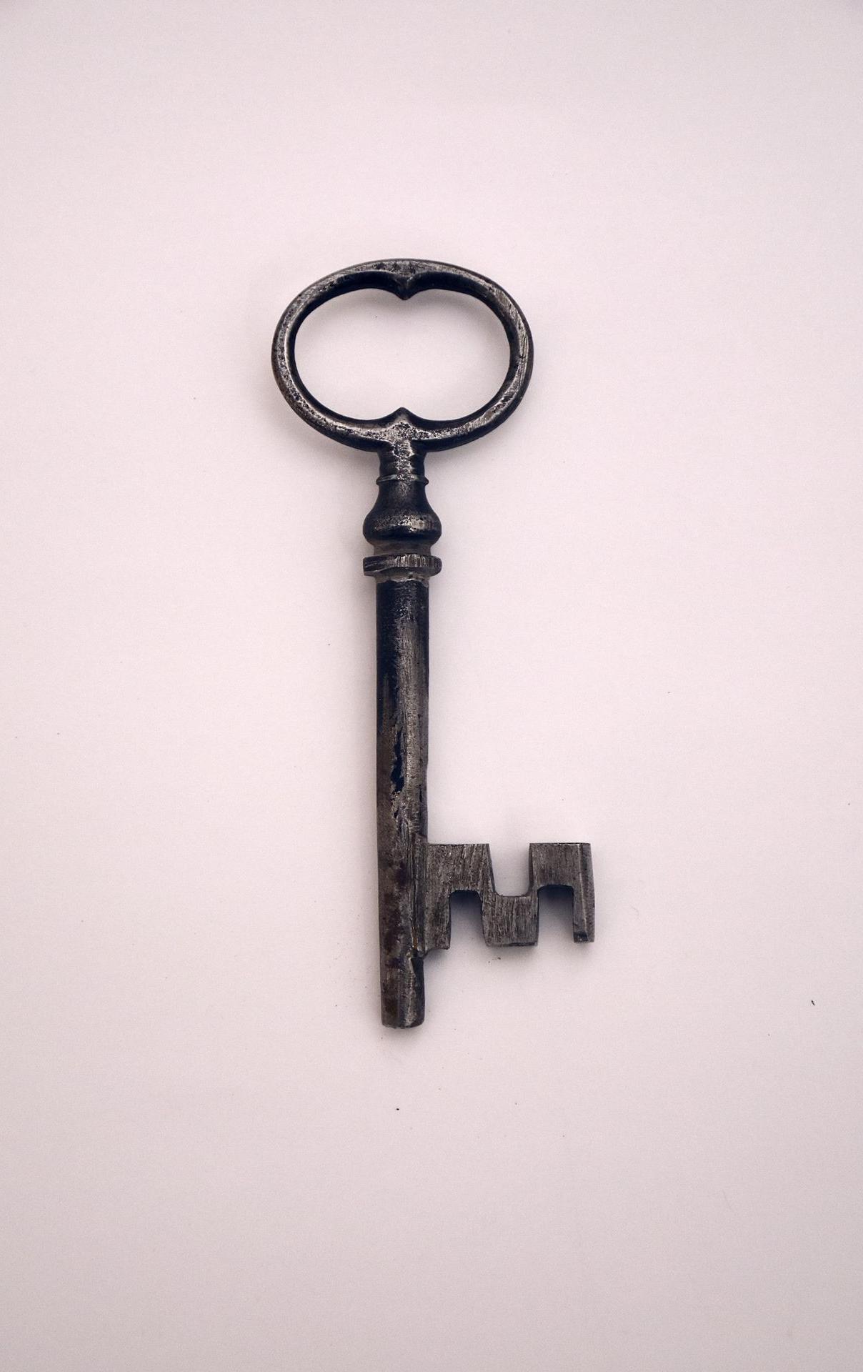 black and silver skeleton key